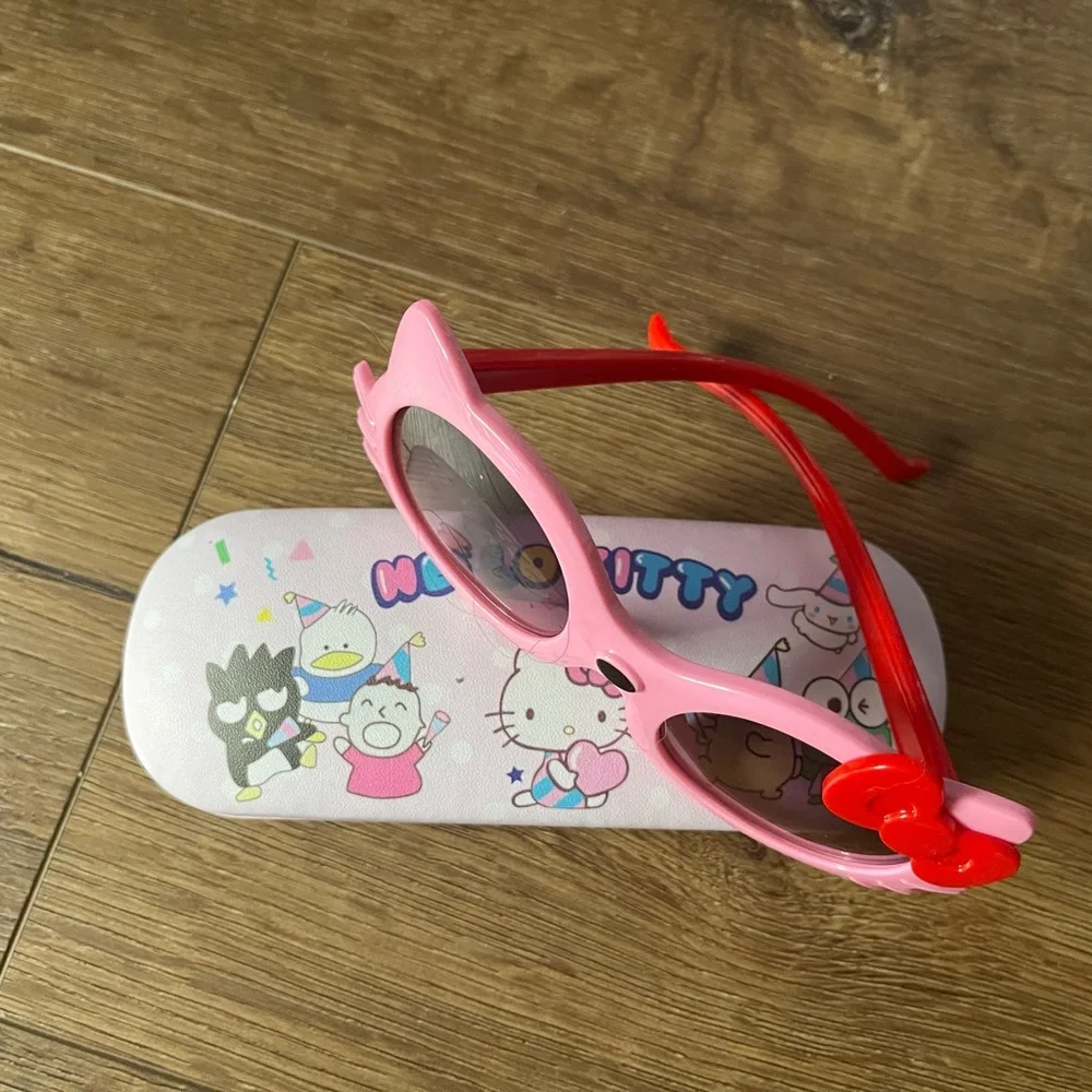 SANRIO-NWT Children’s Hello Kitty Sunglasses and Character Holder Set!
